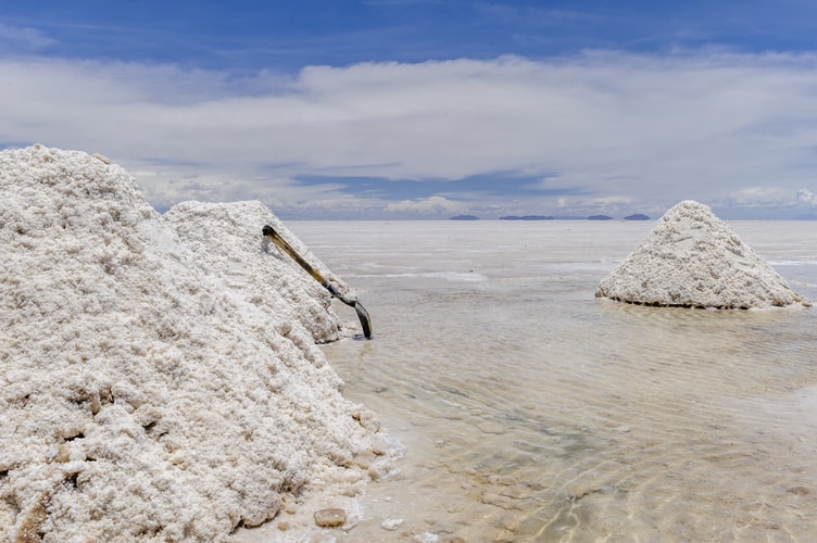 Zoom sur le lithium : métal star de la transition énergétique dans la tourmente