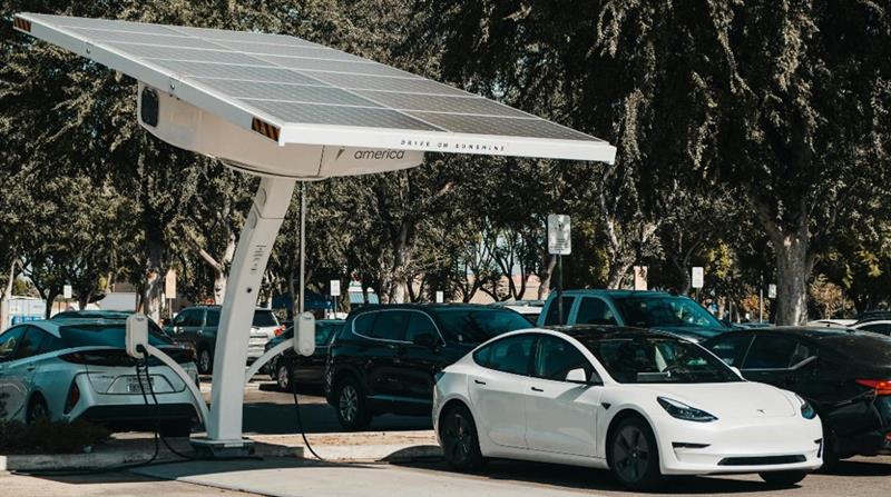 Les enjeux et opportunités du couplage IRVE, photovoltaïque et stockage